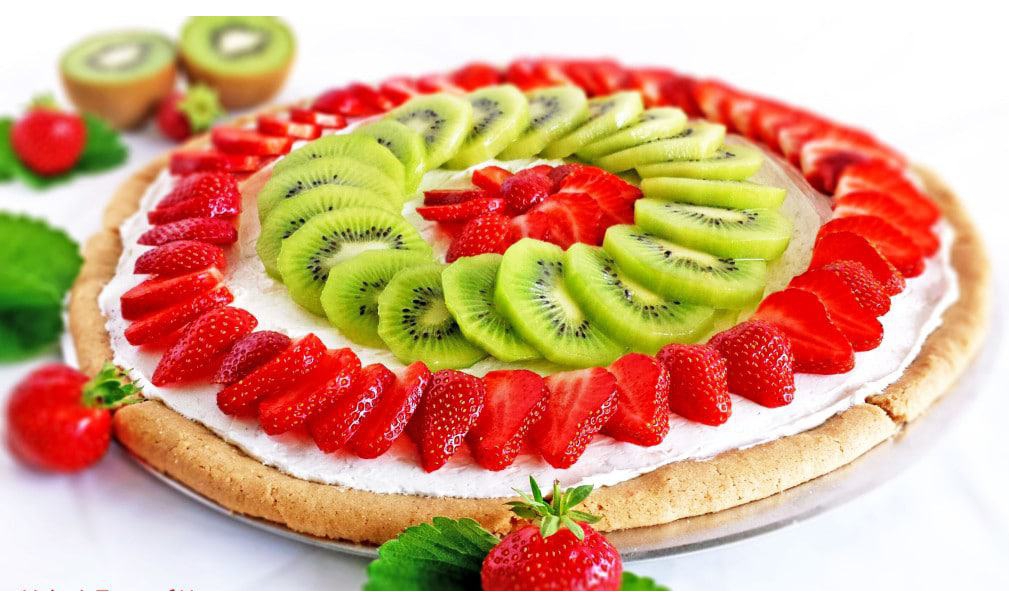 strawberry-kiwi-dessert-pizza