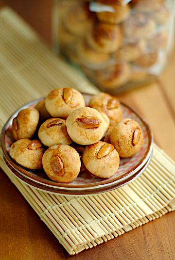 Chinese almond cookie