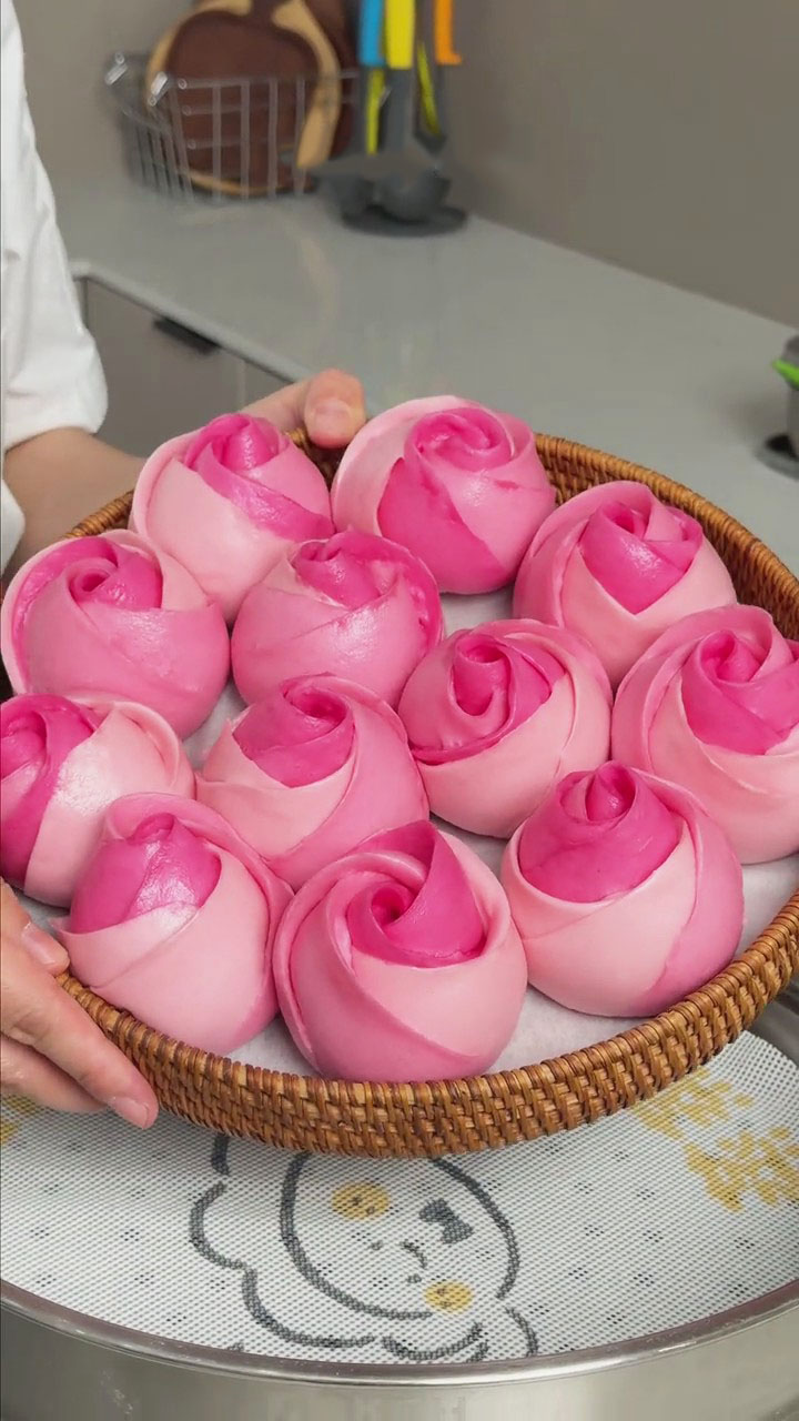 Gradient Rose Steamed Buns 1